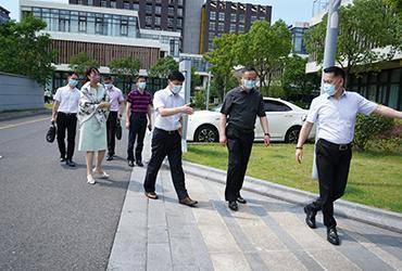烈日炎炎，領(lǐng)導(dǎo)送信心|閔行區(qū)委委員、區(qū)人民檢察院黨組書記、檢察長(zhǎng)胡春健帶隊(duì)赴寶開智能開展大走訪、大排查