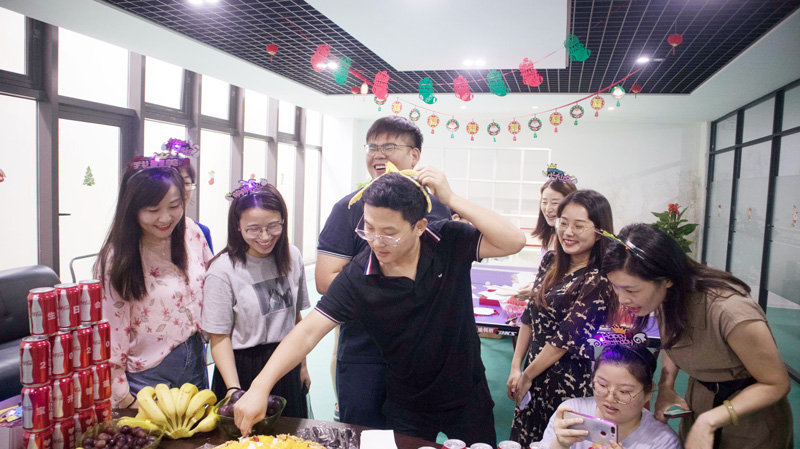 八月集體生日會(huì) | 與久違的祝?；馃嵯嘧?  src="/uploads/allimg/210903/1-210Z3141000F3.jpg" /></p>
<p>“云天收夏色，木葉動(dòng)秋聲?！绷⑶镫m已過，仲夏的熱情卻并未減退半分。8月11日，在這驕陽似火、蟬聲陣陣的日子里，寶開在企業(yè)總部活動(dòng)室舉辦新一期集體生日會(huì)，為8-9月生日的伙伴慶生。</p>
<p><img alt=