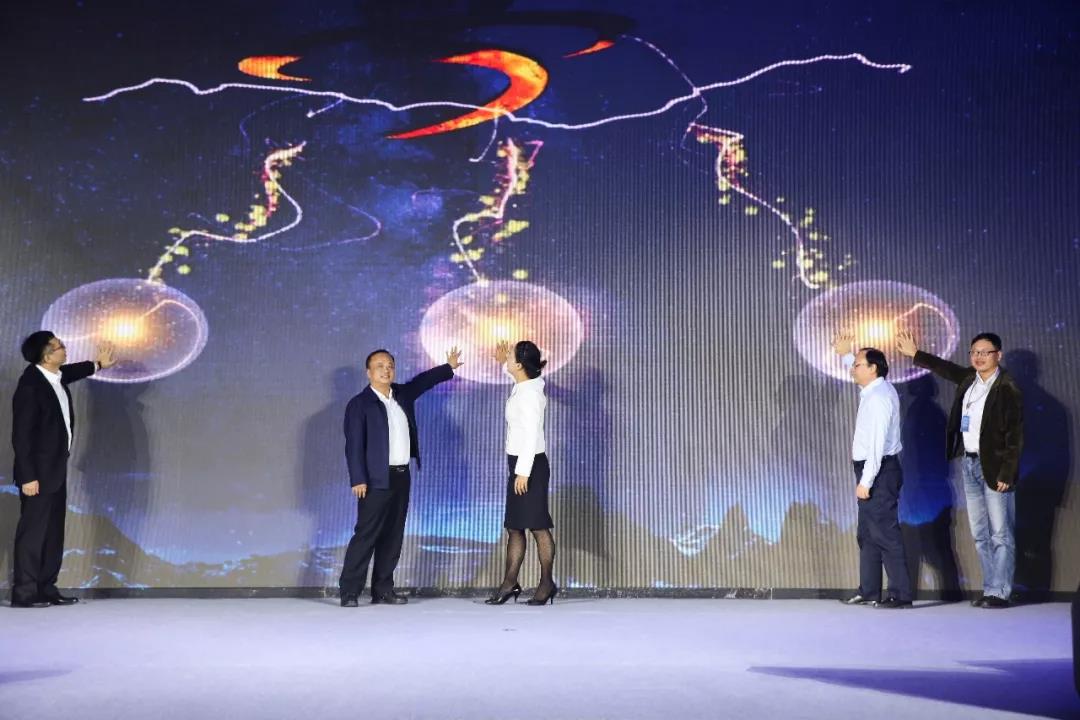寶開領(lǐng)導(dǎo)張振林、王雷受邀出席 | 2018湖南大美服飾供應(yīng)鏈高峰論壇圓滿舉行！